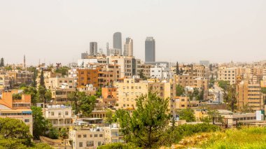 Ürdün Krallığı 'nın Amman şehrinin merkezindeki tepelere yoğun bir şekilde dağılmış bir sürü ev var.