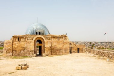Kubbe Umayyad Sarayı Camii. Şehir merkezi silueti ve arka planda ulusal bayrak. Citadel Hill, Jabal al al-Qala, Amman, Ürdün..