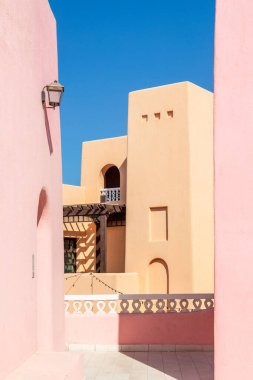 Mina köyü caddesinin pembe ve sarı duvarları Arap tarzı geleneksel binalar, Doha, Katar