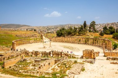 Arka planda harabeleri, sütunları ve modern Arap şehri olan antik Roma forum meydanı, Jerash, Ürdün