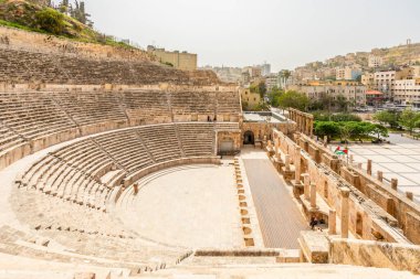 Antik Roma amfitiyatro arenası, merkez meydanı ve Ürdün Krallığı 'nın Amman şehrinin şehir merkezindeki Al Balad tepelerinde birçok ev.