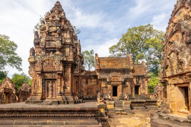Mezarın girişinde Angkor Arkeoloji Parkı, Siem Reap, Kamboçya heykelleri olan Banteay Srei khmer Hindu tapınağının avlusunda.