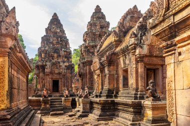 Mezarın girişinde Angkor Arkeoloji Parkı, Siem Reap, Kamboçya heykelleri olan Banteay Srei khmer Hindu tapınağının avlusunda.