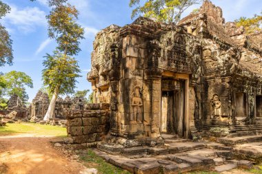 Antik Hindu tapınağı kalıntıları Banteay Kdei, heykellerle süslenmiş, Angkor Arkeoloji Parkı, Siem Reap, Kamboçya