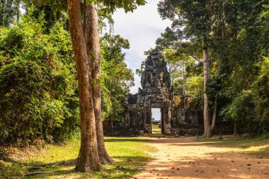 Antik Hindu Banteay Kdei khmer tapınağın entance kapısını tepesinde taş yüzle ve heykellerle, Angkor Arkeoloji Parkı, Siem Reap, Kamboçya