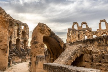 Antik Afrikalı Roma Kolezyumu amfi tiyatro kalıntıları ve sütunları, El Jem, Mahdia