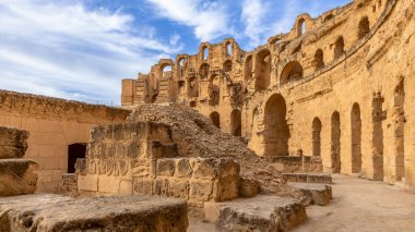 Antik Afrikalı Roma Kolezyumu amfi tiyatro kalıntıları ve sütunları, El Jem, Mahdia