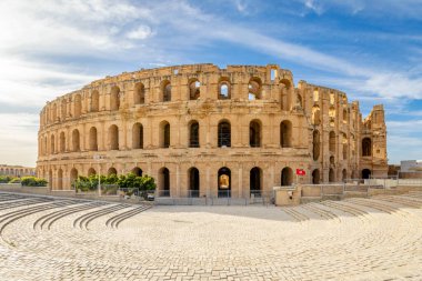 Antik Afrikalı Roma Kolezyumu amfitiyatro arenası girişinde Tunus bayrağı olan El Jem, Mahdia, Tunus