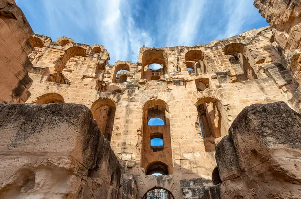 Eski Afrika Roma Kolezyum amfitiyatrosunun, El Jem 'in, Mahdia' nın, Tunus 'un kemerlerine bakın.