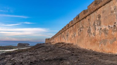 Skala de la Villa Kalesi, Portekiz Mogador Şatosu, Essaouira, Fas 'ın alçak gelgit zamanında deniz dibi.