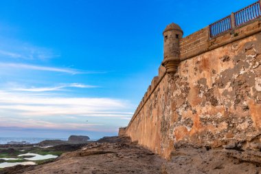 Skala de la Villa Kalesi, Portekiz Mogador Şatosu, Essaouira, Fas 'ın alçak gelgit zamanında deniz dibi.