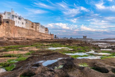 Akşamları Portekiz Mogador Kalesi, Essaouira Fas Kalesi, Skala de la Villa kalesinin duvarlarında gelgit gölleri olan Fas kasabası.