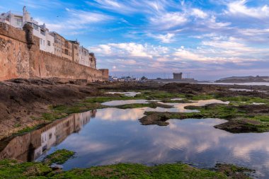 Akşamları Portekiz Mogador kalesi, Essaouira, Fas kalesi, Skala de la Villa kalesinin duvarlarındaki gelgit göllerine bakan Fas şehri.