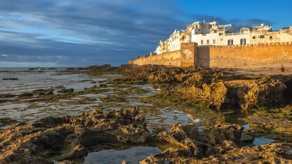Akşamları Portekiz Mogador Kalesi, Essaouira Fas Kalesi, Skala de la Villa kalesinin duvarlarında gelgit gölleri olan Fas kasabası.