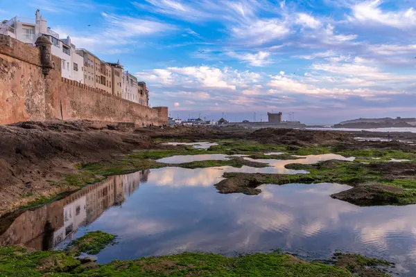 Akşamları Portekiz Mogador kalesi, Essaouira, Fas kalesi, Skala de la Villa kalesinin duvarlarındaki gelgit göllerine bakan Fas şehri.