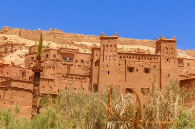 Ait Benhaddou ksar köy duvarları ve kale kasbah kuleleri, önü vaha, Ouarzazate vilayeti, Fas