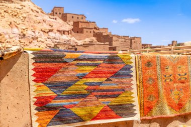 Renkli geleneksel halılar, Ouarzazate ilinin antik Ait Benhaddou Ksar köyünün pazar sokaklarında satılıyor.