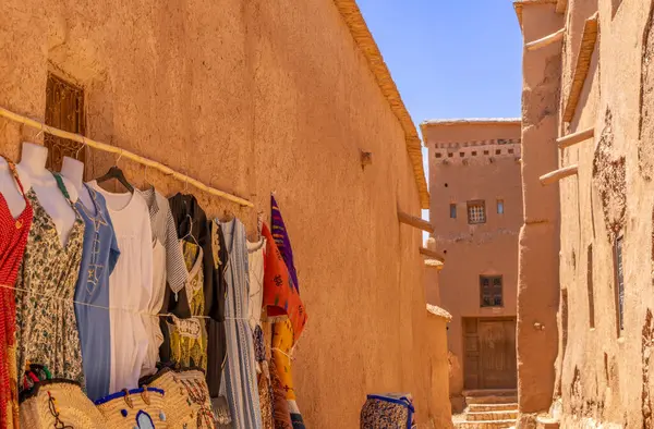 Ouarzazate ilinin antik Ait Benhaddou ksar köyünün pazar sokaklarında renkli geleneksel elbiseler satılıyor.