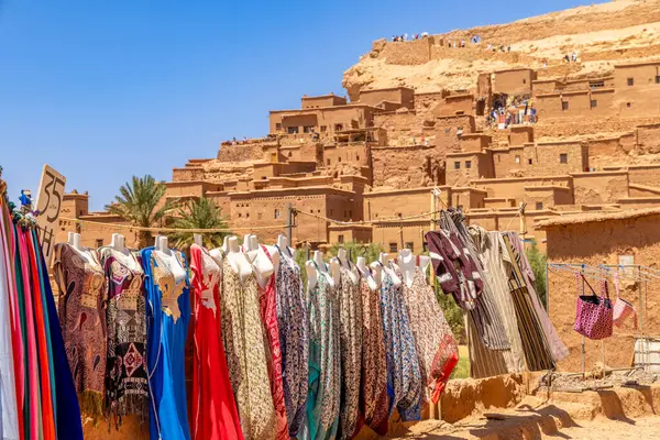 Fas 'ın Ouarzazate bölgesindeki antik Ait Benhaddou ksar köyünün pazar caddelerinde renkli geleneksel elbiseler satılıyor.