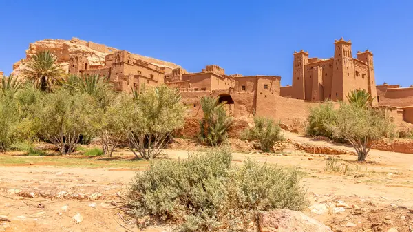 Antik Ait Benhaddou ksar köy duvarları ve Kasbah kalesi panoraması, Ouarzazate vilayeti