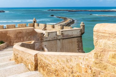 Udayas 'ın Kasbah antik kale duvarları ve arka planda deniz olan kuleleri, Rabat