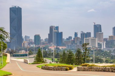 Addis Ababa Yolu 'nun modern gökdelenleri ve Etiyopya' da yeşil parkı olan merkez ticaret bölgesi.