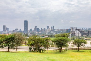 Addis Ababa 'nın şehir merkezindeki modern gökdelenler ve ön plandaki yeşil park, Etiyopya