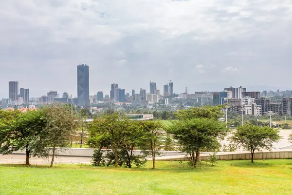 Addis Ababa 'nın şehir merkezindeki modern gökdelenler ve ön plandaki yeşil park, Etiyopya