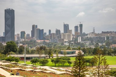 Addis Ababa şehir merkezinin modern gökdelenleri ve Etiyopya 'nın yeşil parkı ile merkez ticaret bölgesinin hızlı gelişimi