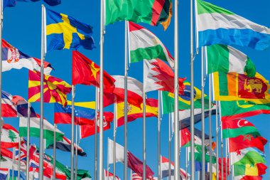 Birçok dünya ülkesi rüzgarda dalgalanırken, İsveç, Sri Lankan, Makedonya, Tacik, Brezilya, Sierra Leone, Bahreyn bayrakları ön planda, Doha, Katar