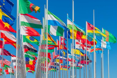 Birçok dünya ülkesi rüzgarda dalgalanan ulusal bayraklar, Tacik, Bahreyn, Nijerya Moldavya sancakları, Doha, Katar