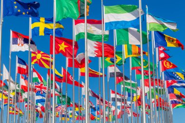 Birçok dünya ülkesinin ulusal bayrakları dalgalanırken, İsveç, Sırp, Makedon, Tacik, Bahreyn, Nijerya Moldavya sancakları ön planda Doha, Katar