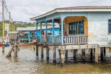 Kampong Ayer yüzen köy ahşap Malay geleneksel evleri nehir kenarındaki ayaklıklar üzerinde duruyor, Bandar Seri Begawan, Borneo, Sultan Brunei Darussalam