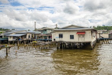 Kampong Ayer yüzen köy ahşap Malay geleneksel evleri nehir kenarındaki ayaklıklar üzerinde duruyor, Bandar Seri Begawan, Borneo, Sultan Brunei Darussalam
