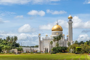 Ömer Ali Seydien Camii 'nin merkez bahçe parkı altın kubbeler ve minareler, Bandar Seri Begawan, Borneo, Sultan Brunei Darussalam