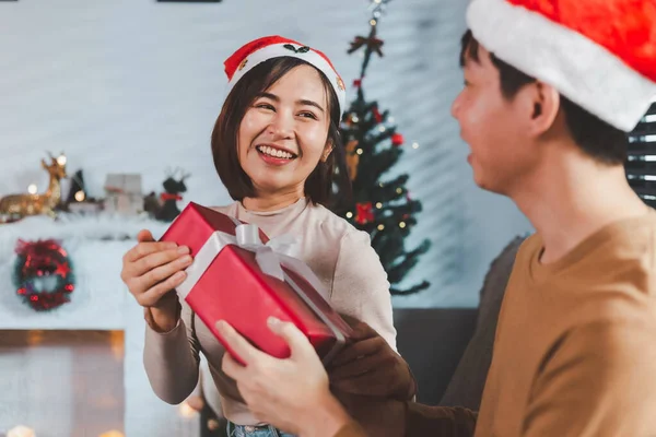 매력적 아가씨 크리스마스 선물을 교환하는 아시아 크리스마스 이브에 선물을 집에서 — 스톡 사진
