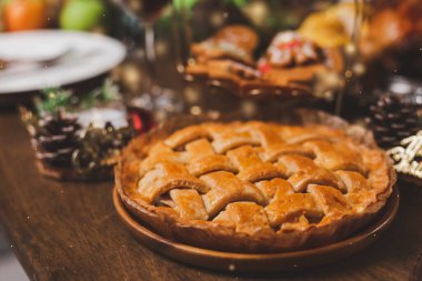 Geleneksel kutlama. Kızarmış tavuk, şarap, sebze salatası ve çeşitli yiyecekler ailelerin Noel tatili için Noel ağacı ve gece birlikte kutlaması için masaya konur..