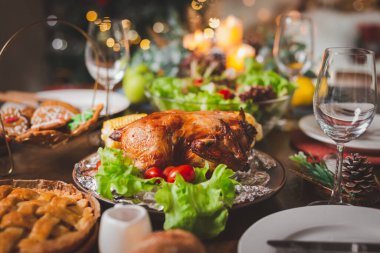 Geleneksel kutlama. Kızarmış tavuk, şarap, sebze salatası ve çeşitli yiyecekler ailelerin Noel tatili için Noel ağacı ve gece birlikte kutlaması için masaya konur..