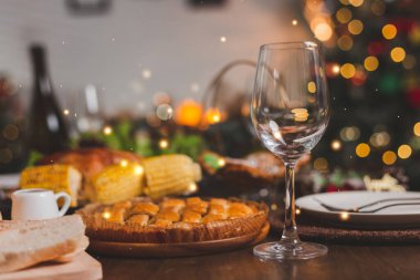 Geleneksel kutlama. Kızarmış tavuk, şarap, sebze salatası ve çeşitli yiyecekler ailelerin Noel tatili için Noel ağacı ve gece birlikte kutlaması için masaya konur..