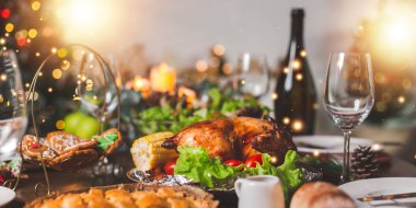 Geleneksel kutlama. Kızarmış tavuk, şarap, sebze salatası ve çeşitli yiyecekler ailelerin Noel tatili için Noel ağacı ve gece birlikte kutlaması için masaya konur..