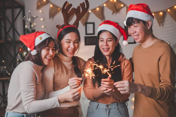 기사보기 아시아 남녀들 크리스마스 크리스마스 카운트 파티에서 친구로 즐기고 — 스톡 사진