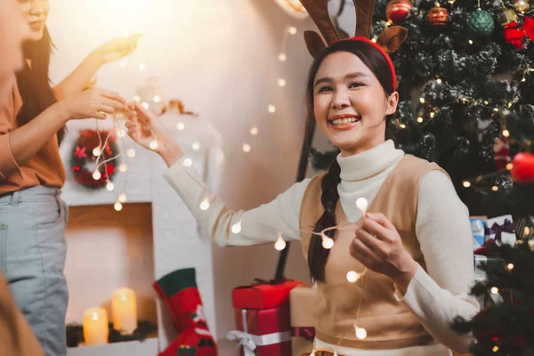 즐거운 동양인 친구들 크리스마스를 축하하고 실내에 크리스마스 트리를 장식한다 크리스마스 — 스톡 사진