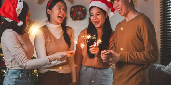 기사보기 아시아 남녀들 크리스마스 크리스마스 카운트 파티에서 친구로 즐기고 — 스톡 사진