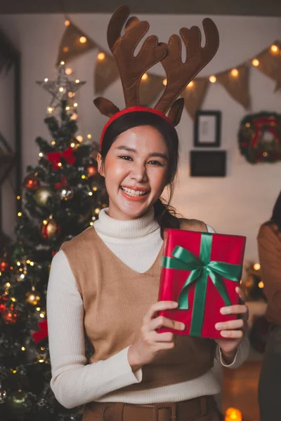 머리띠를 아시아 여성은 미소를 상자에 리본이 크리스마스 선물을 배경에 장식된 — 스톡 사진