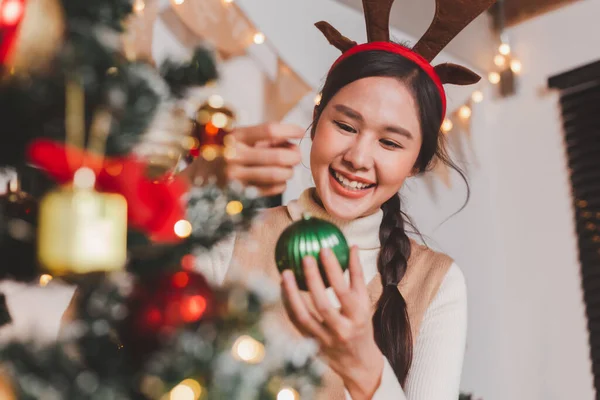 즐거운 동양인 친구들 크리스마스를 축하하고 실내에 크리스마스 트리를 장식한다 크리스마스 — 스톡 사진