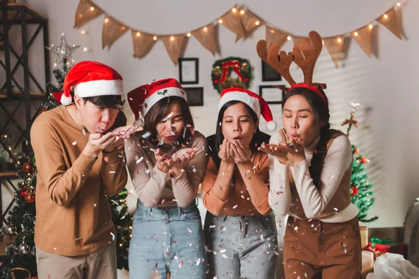 아시아 친구들 크리스마스 파티를 즐기고 크리스마스 트리와 장식으로 집에서 페티를 — 스톡 사진