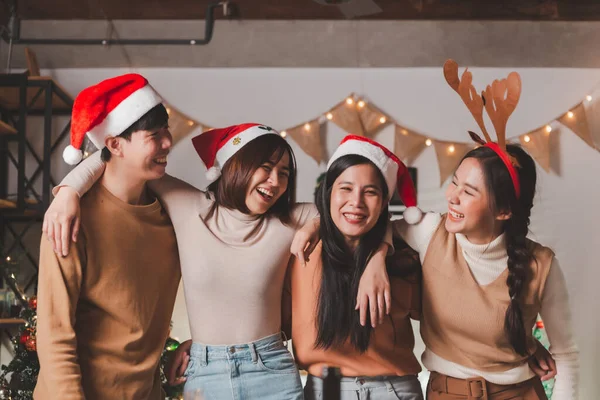 기사보기 아시아 남녀들 크리스마스 크리스마스 장식을 집에서 카운트 파티에서 노래를 — 스톡 사진