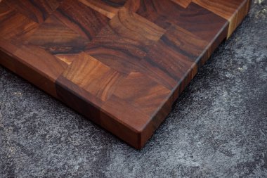 Klasik kesim tahtası. Evde yemek pişirmek için aksesuarlar. Ürünleri kesme tahtası. Biftek kesme tahtası. Farklı odunlardan üretilen ürünler..