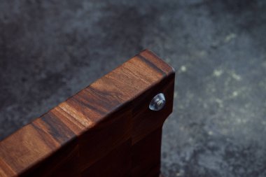 Klasik kesim tahtası. Evde yemek pişirmek için aksesuarlar. Ürünleri kesme tahtası. Biftek kesme tahtası. Farklı odunlardan üretilen ürünler..