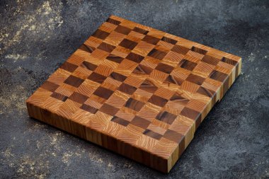 Klasik kesim tahtası. Evde yemek pişirmek için aksesuarlar. Ürünleri kesme tahtası. Biftek kesme tahtası. Farklı odunlardan üretilen ürünler..